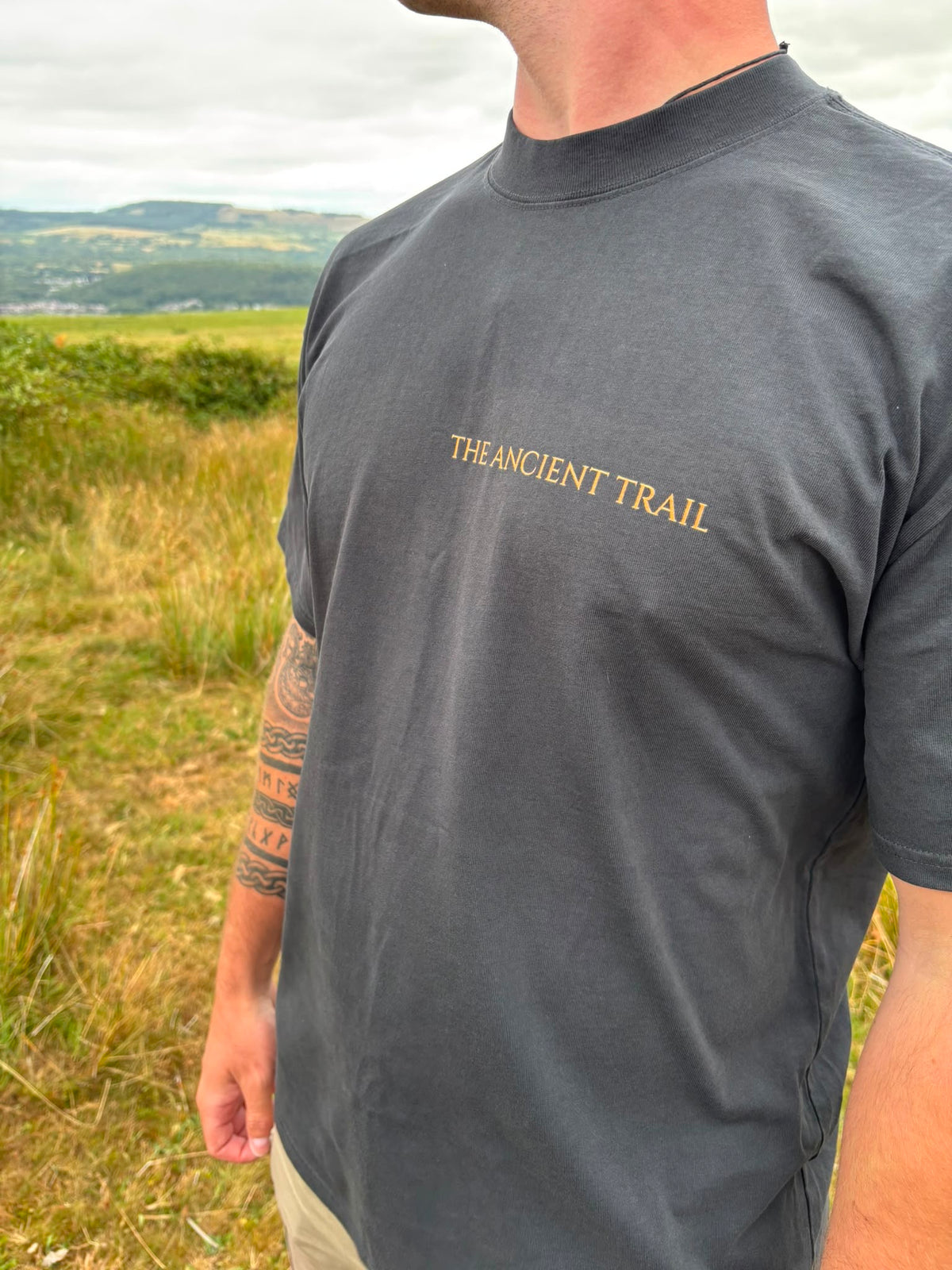 Norse Mythology: VÖLUSPÁ: Stanza 54 "The Vengeance of Víðarr" Heavyweight Graphic Tee – Antique Bronze
