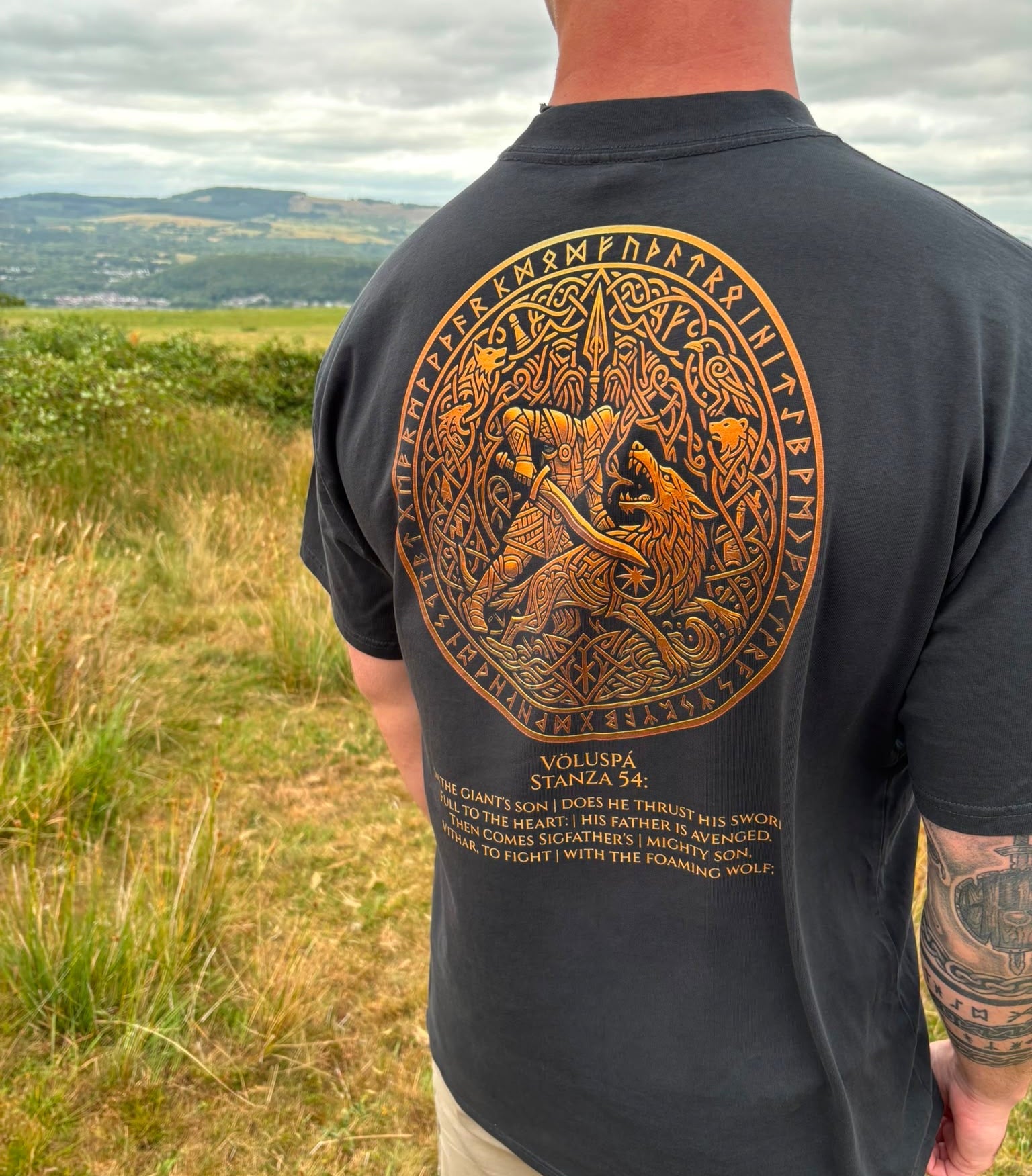Norse Mythology: VÖLUSPÁ: Stanza 54 "The Vengeance of Víðarr" Heavyweight Graphic Tee – Antique Bronze